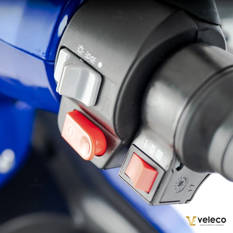 Veleco FASTER: scooter di mobilità a 4 ruote con design ace