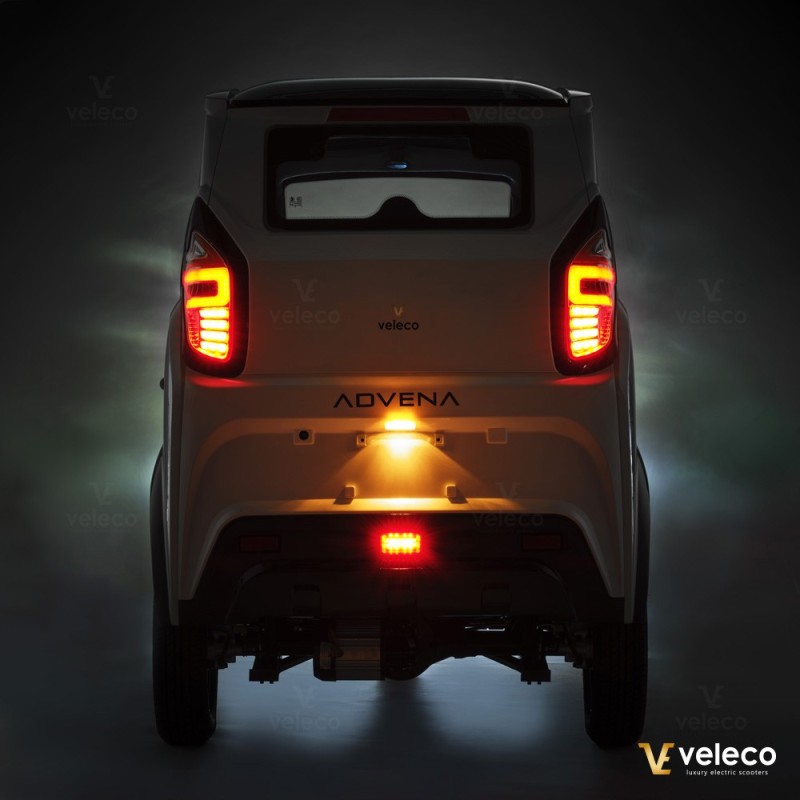 Veleco ADVENA: 2-Sitzer-Elektromoped im geschlossenen Karosserie-Design